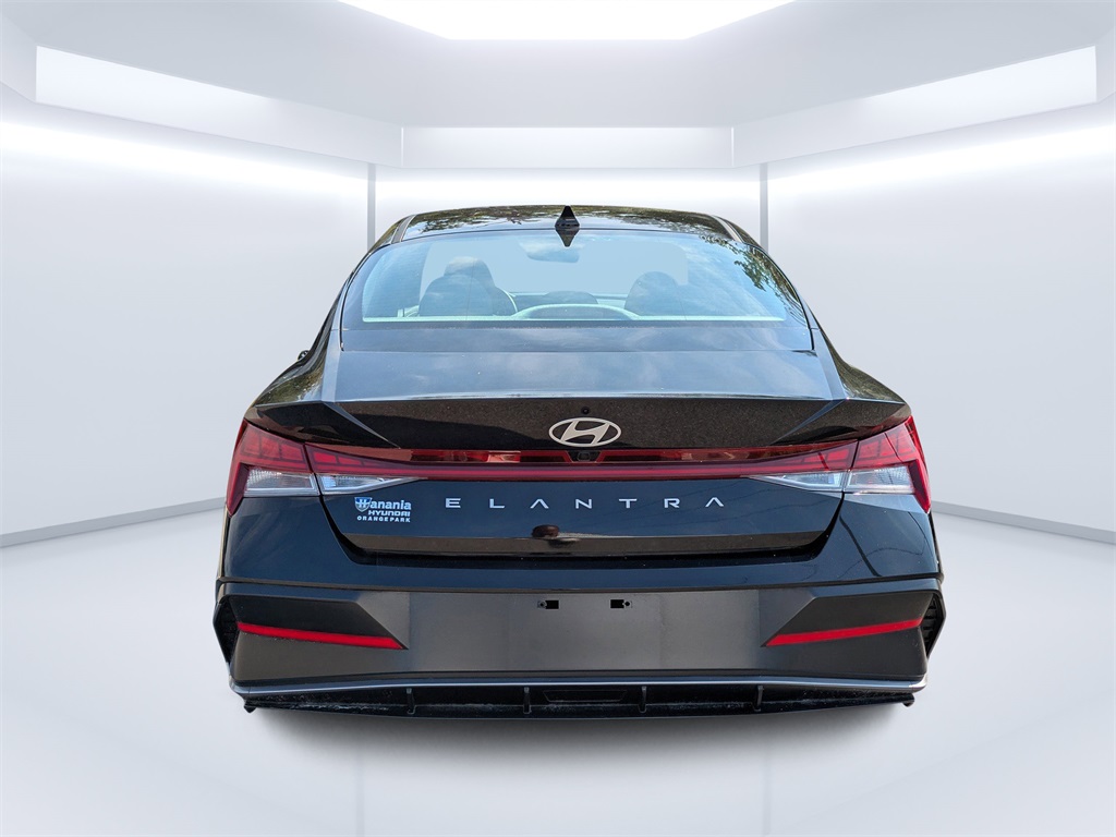 2024 Hyundai Elantra SEL Convenience photo 4