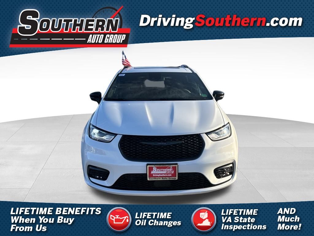 2026 Chrysler Pacifica Select's photo