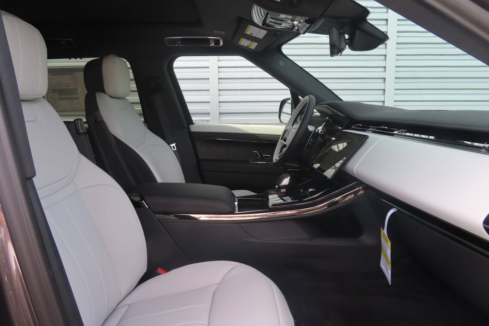 2024 Land Rover Range Rover Sport SE photo 3