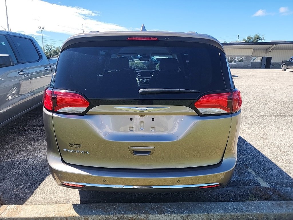 2017 Chrysler Pacifica Touring Plus photo 3