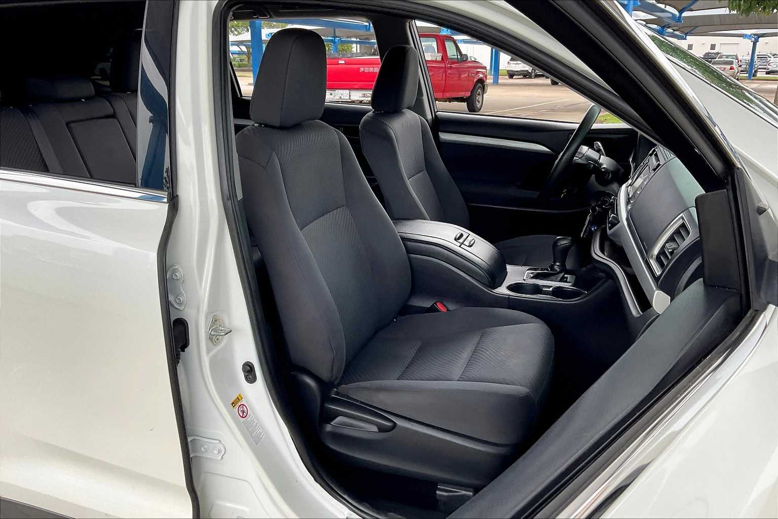 2019 Toyota Highlander LE photo 7