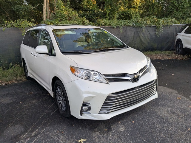 2019 Toyota Sienna Limited photo 3