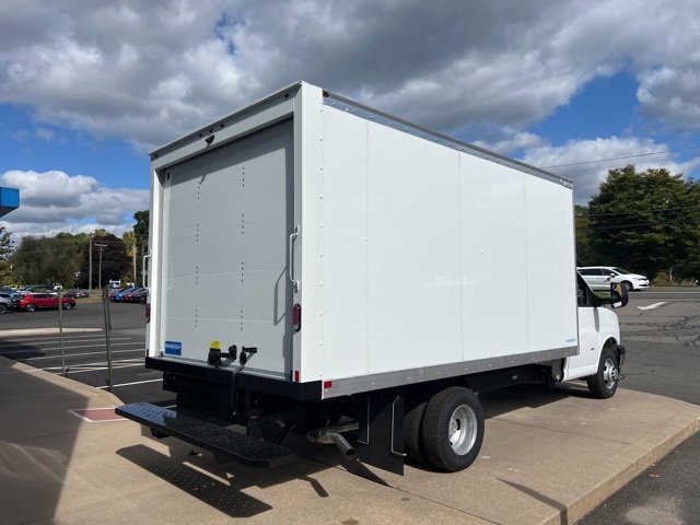2024 Chevrolet Express Cutaway 3500 photo 3