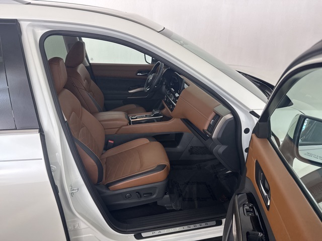 2024 Nissan Pathfinder Platinum photo 9