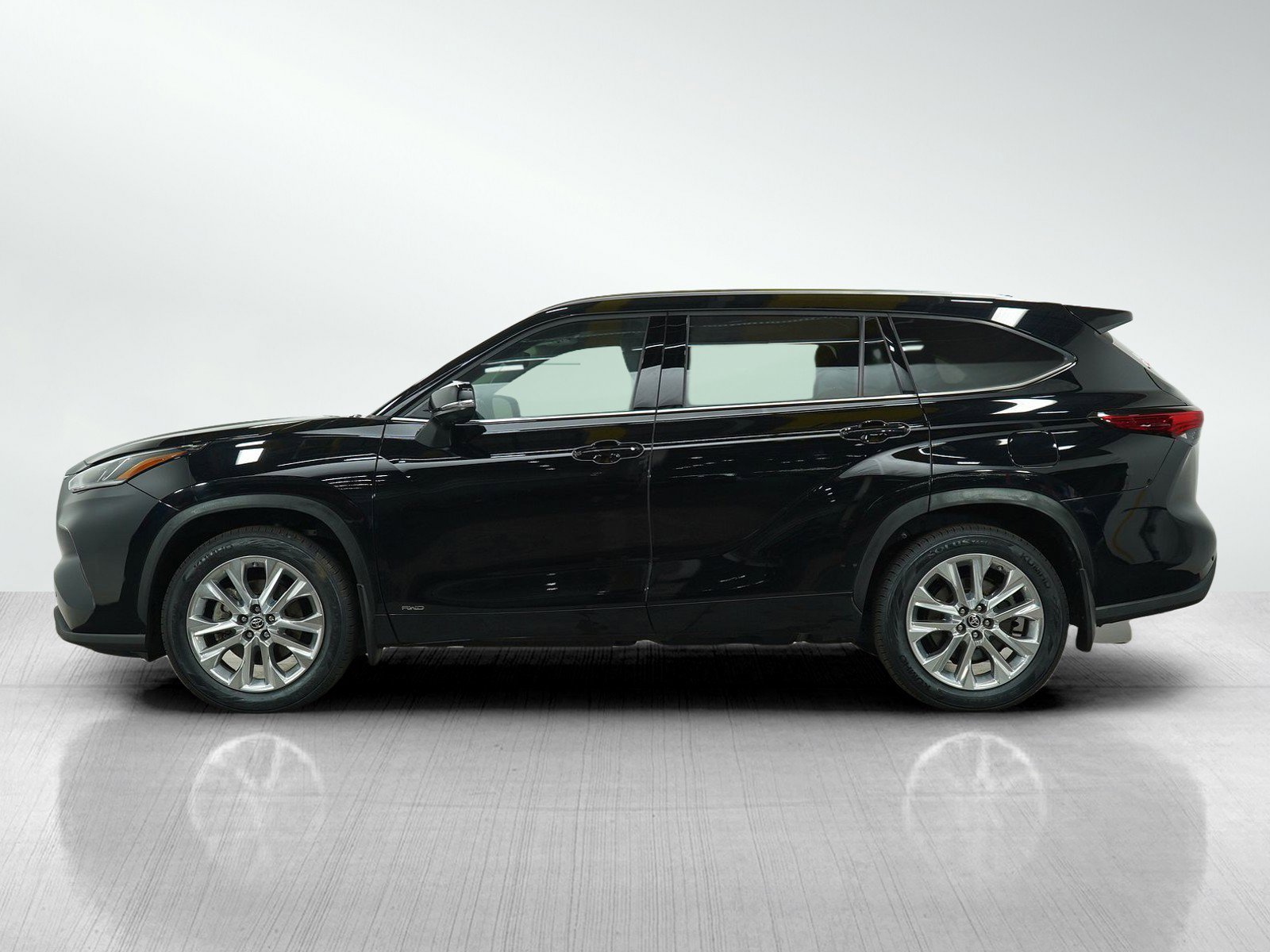 Used 2022 Toyota Highlander Limited with VIN 5TDXBRCH1NS538130 for sale in Bloomington, Minnesota