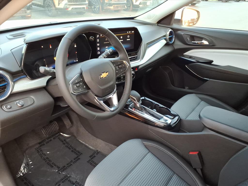 2025 Chevrolet Trax LT photo 5