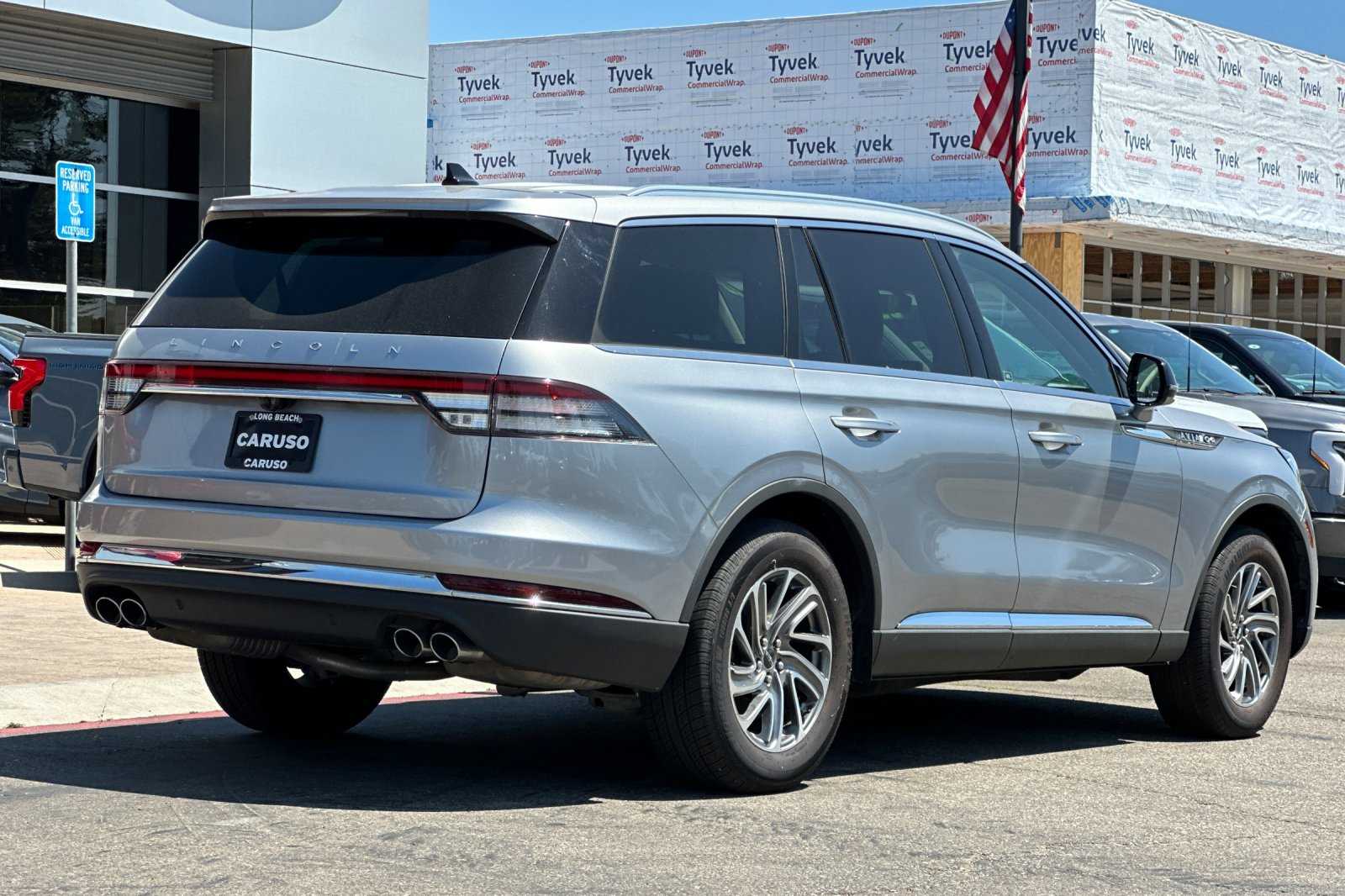 2021 Lincoln Aviator Standard photo 2