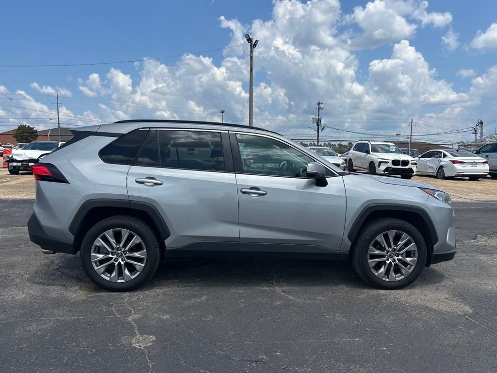 2020 Toyota RAV4 XLE Premium photo 2