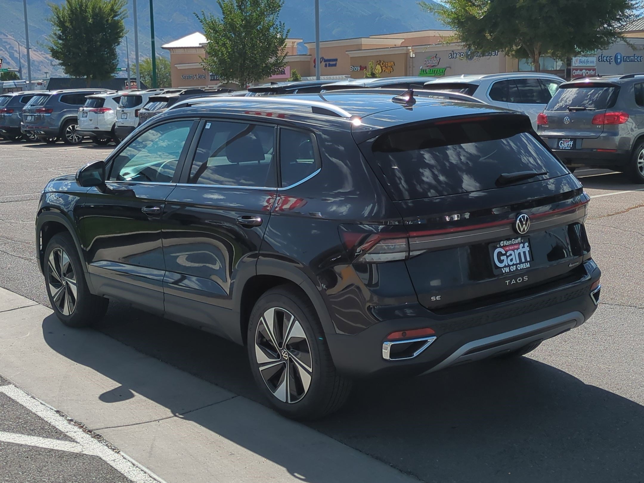 2025 Volkswagen Taos SE photo 4