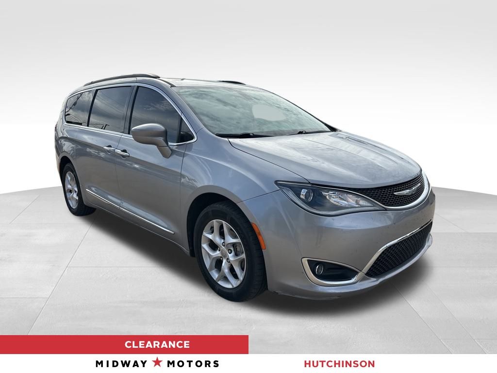 2017 Chrysler Pacifica Touring-L's photo