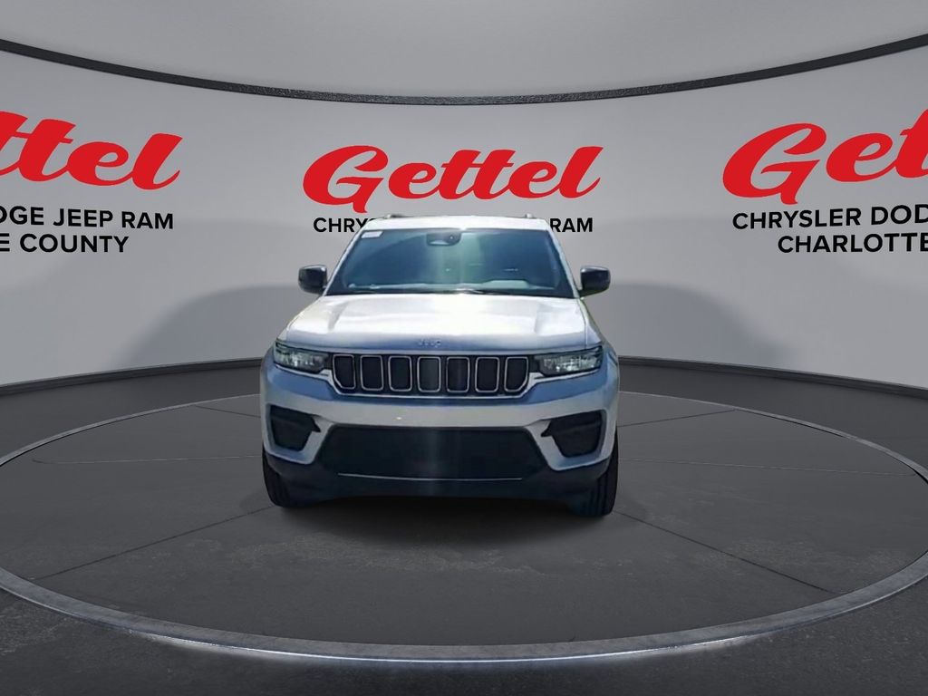 2025 Jeep Grand Cherokee Laredo photo 2