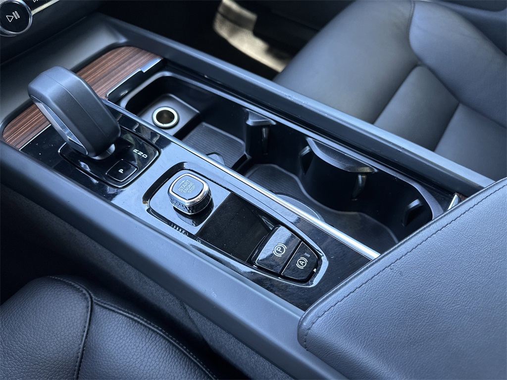 2023 Volvo XC60 B5 Plus photo 23