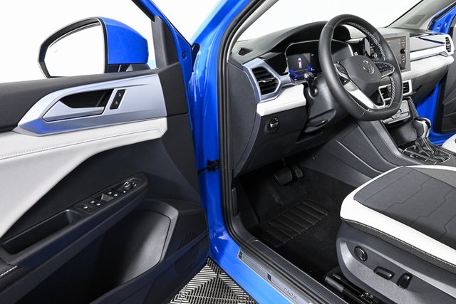 2025 Volkswagen Taos SE photo 4