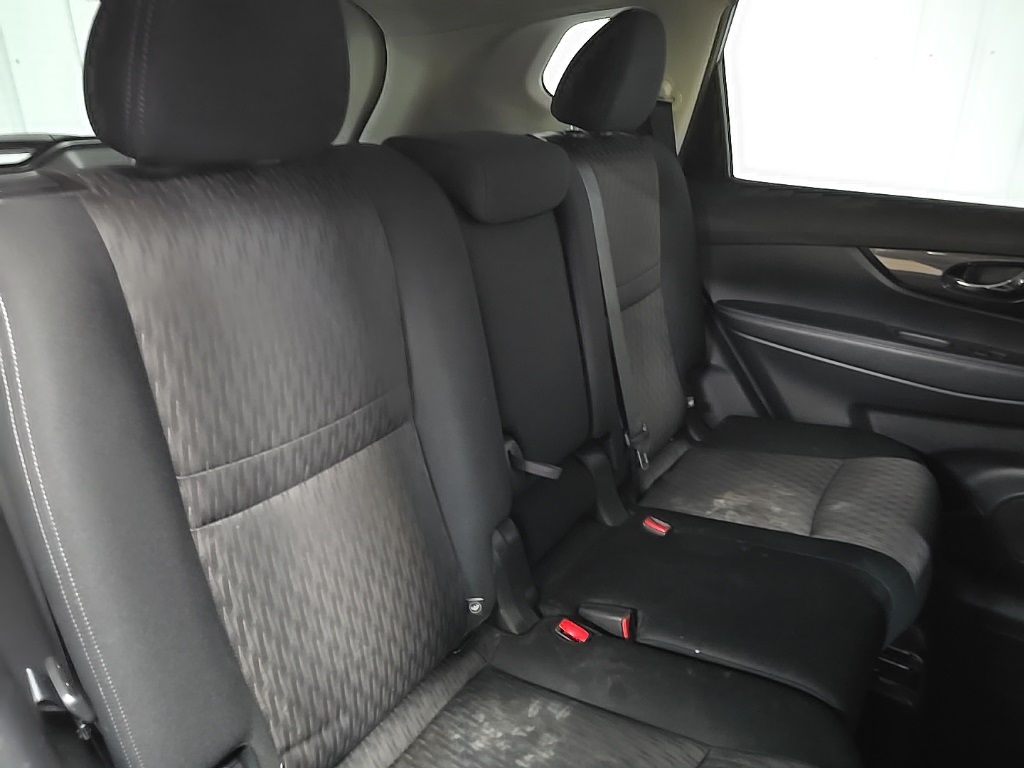 2019 Nissan Rogue SV photo 16