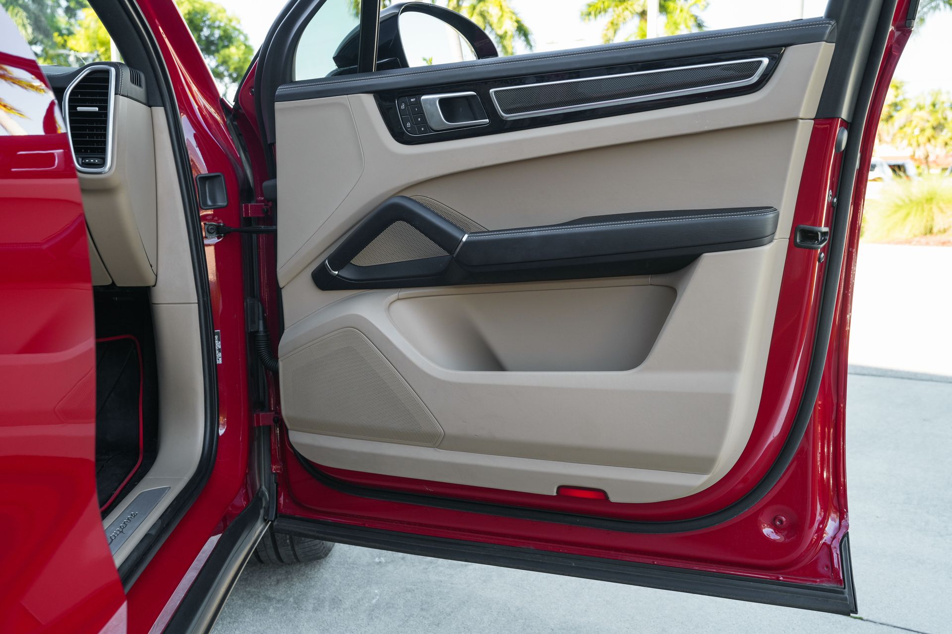 2023 Porsche Cayenne Platinum Edition photo 22