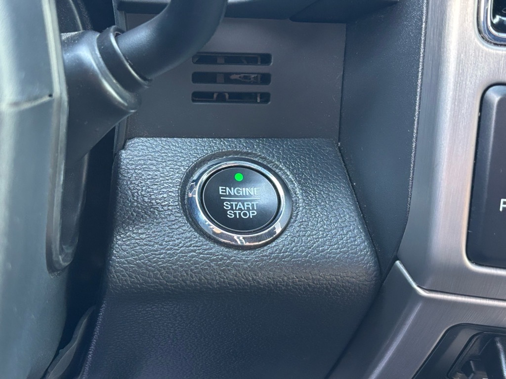 2022 Ford F-350 Lariat photo 16