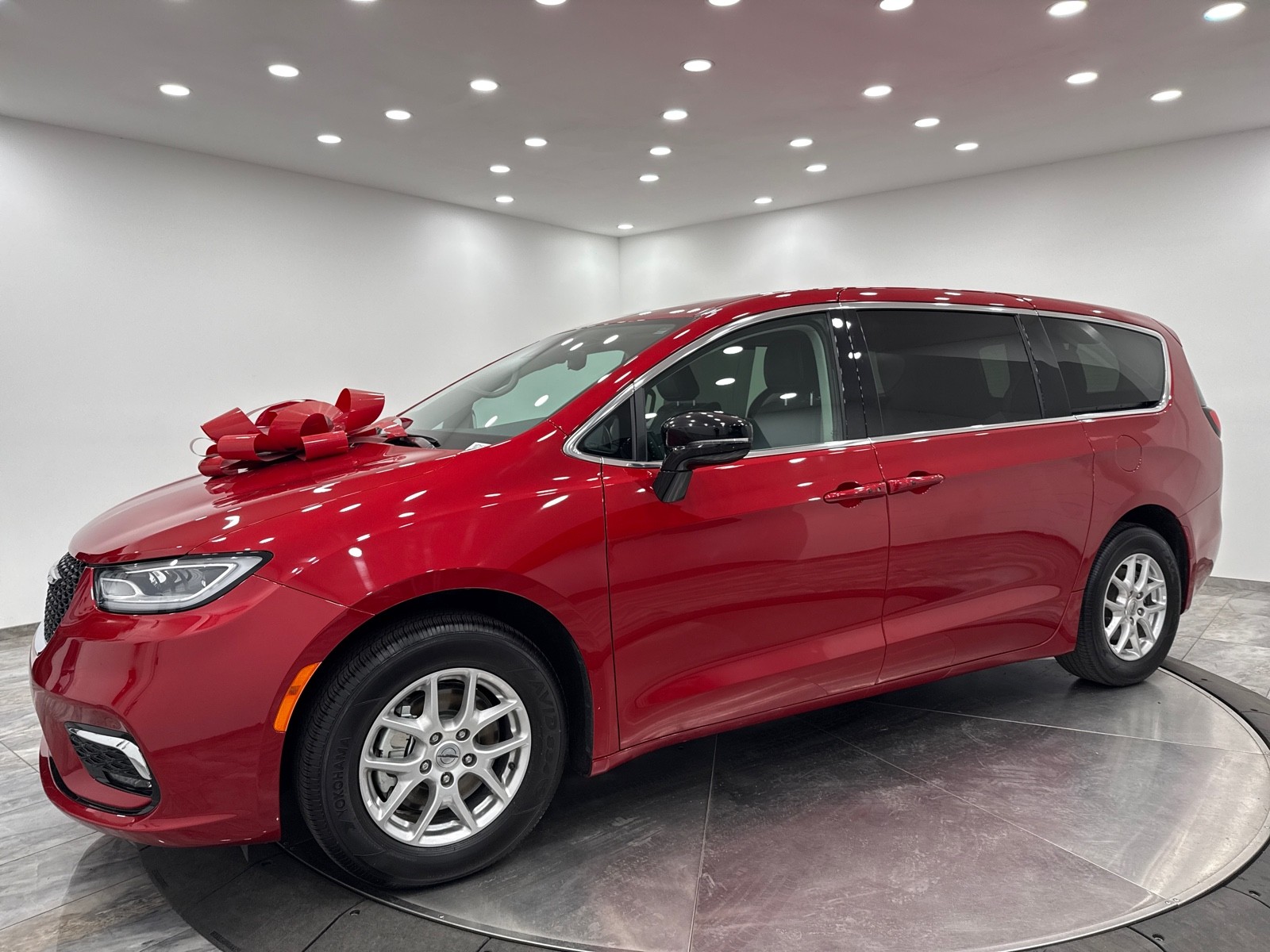 2024 Chrysler Pacifica Touring L photo 3