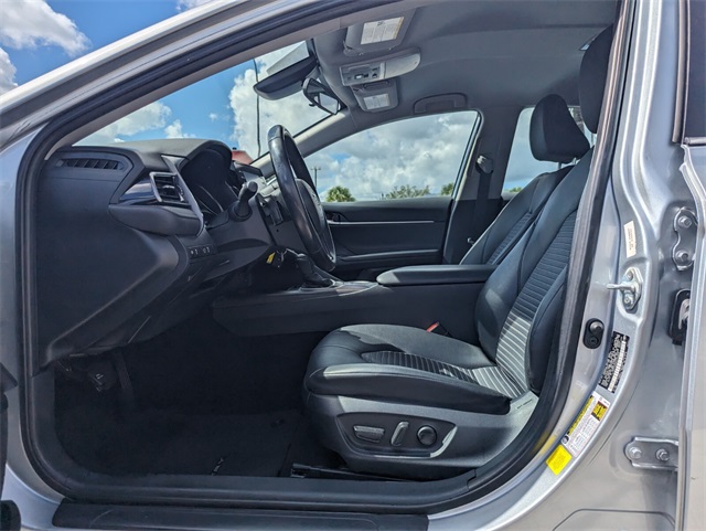 2023 Toyota Camry SE photo 3