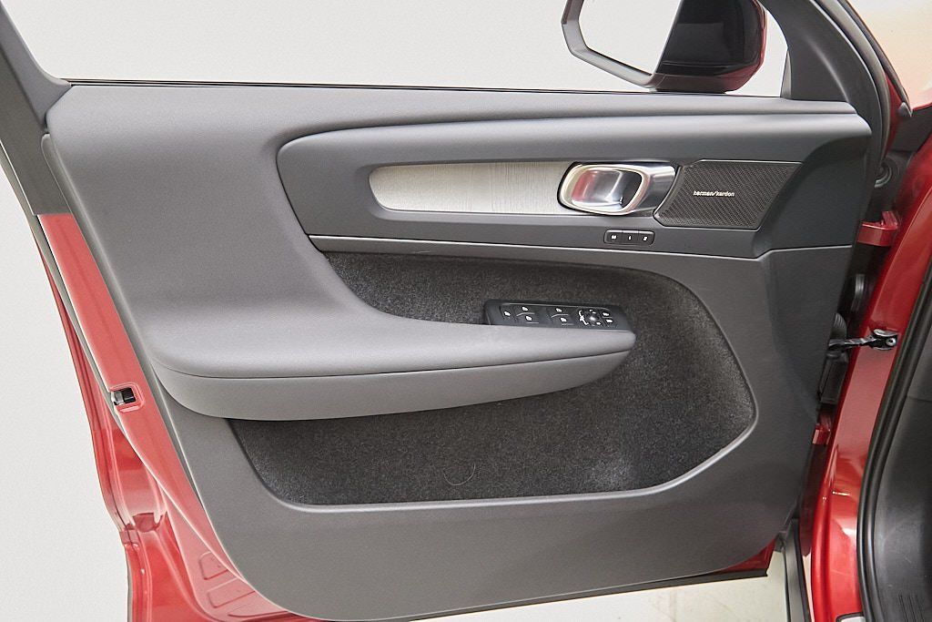 2023 VOLVO XC40 - Image 9