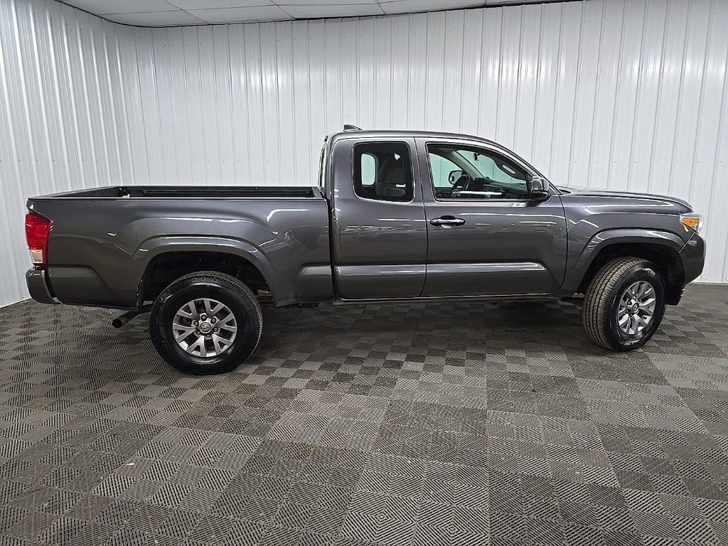 2017 Toyota Tacoma SR 4x4 Access Cab photo 2