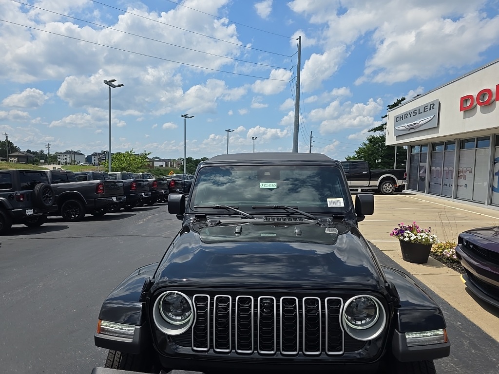 2025 Jeep Wrangler Sahara photo 4
