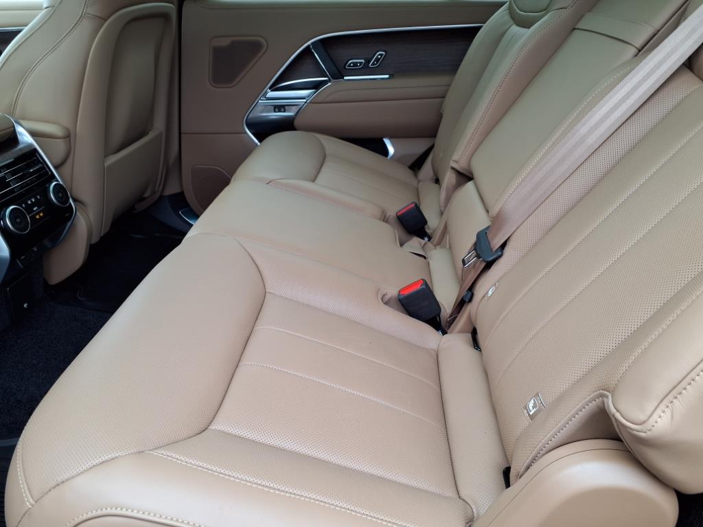 2025 Land Rover Range Rover SE photo 4