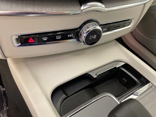 2025 Volvo XC60 T8 Plus photo 29
