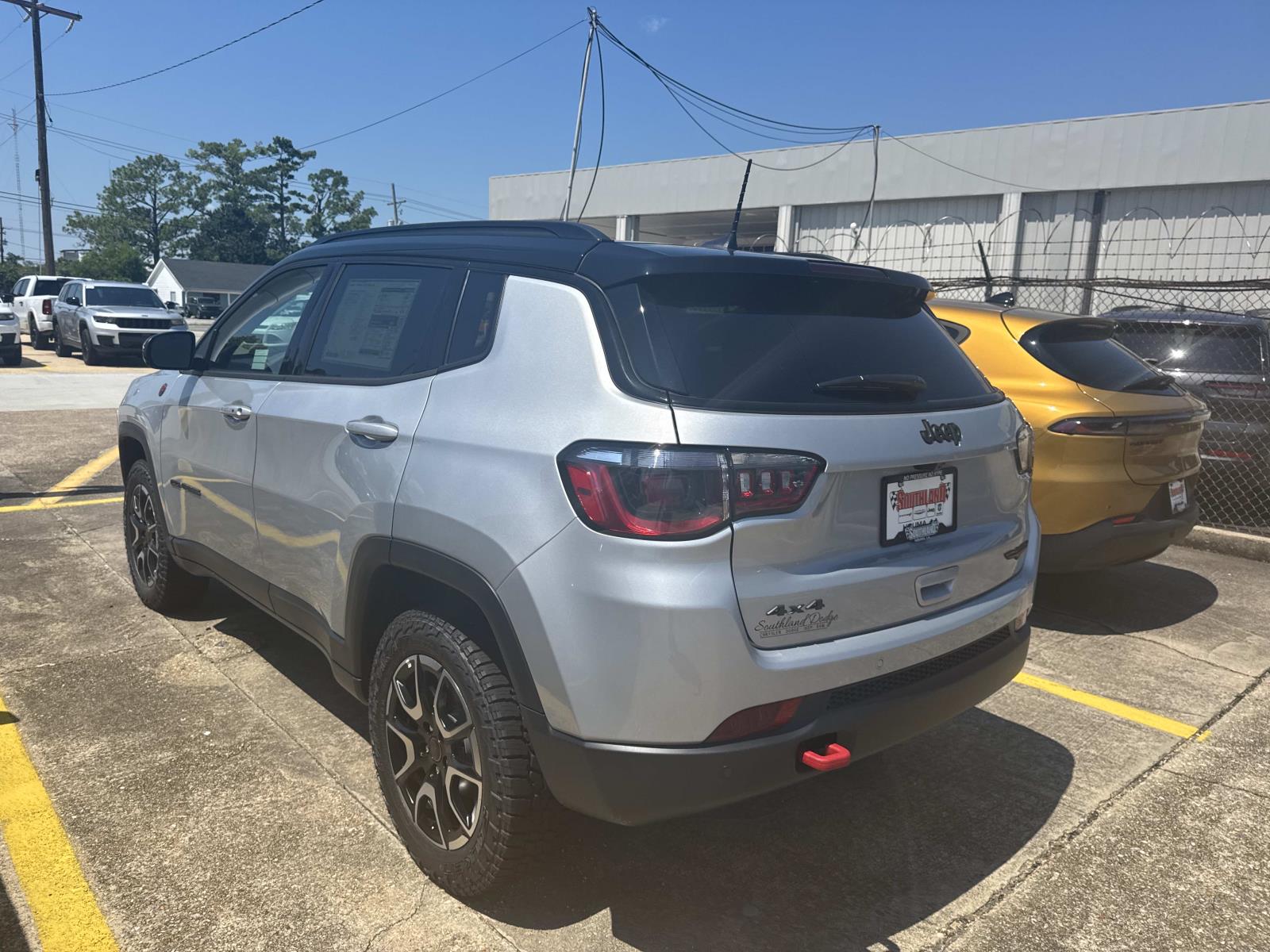 2025 Jeep Compass Trailhawk photo 3
