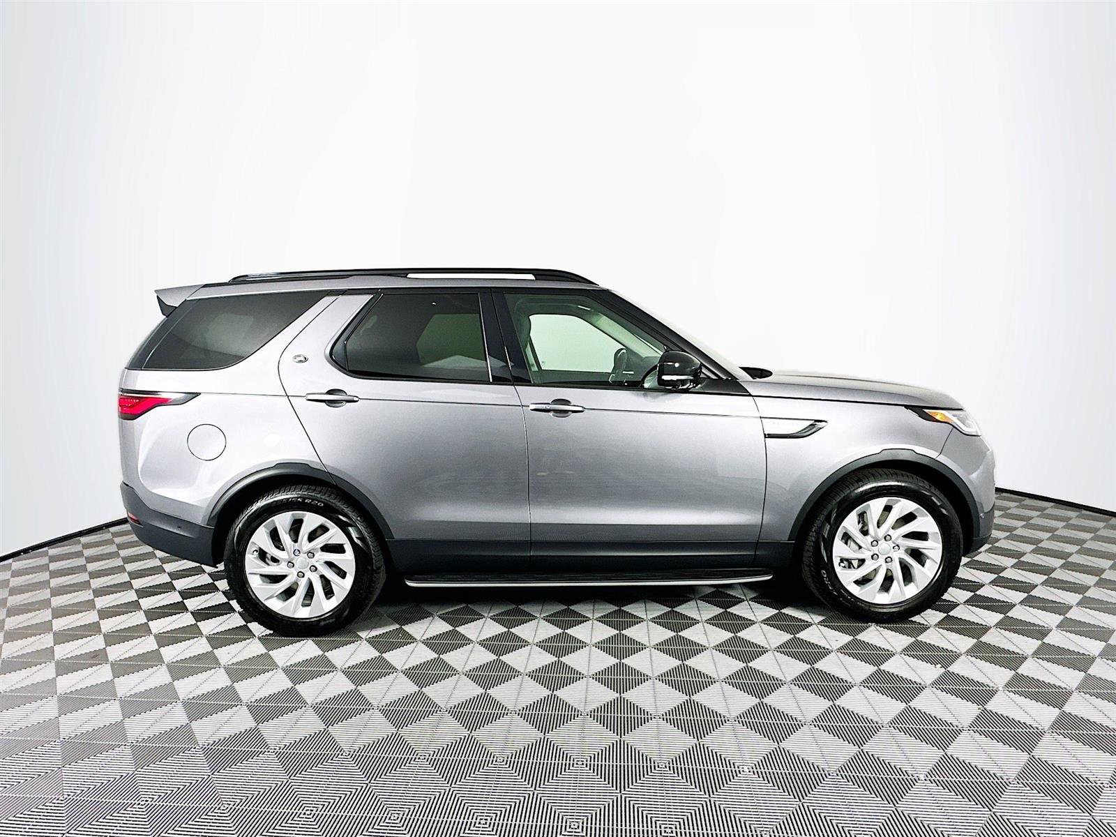 2024 Land Rover Discovery P300 S photo 4