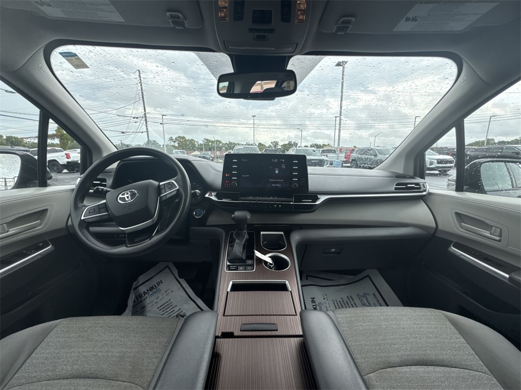 2021 Toyota Sienna LE photo 10