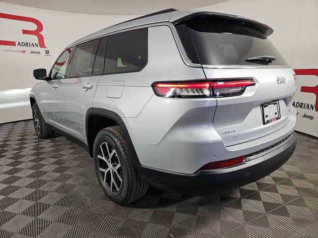 2025 Jeep Grand Cherokee Limited photo 3