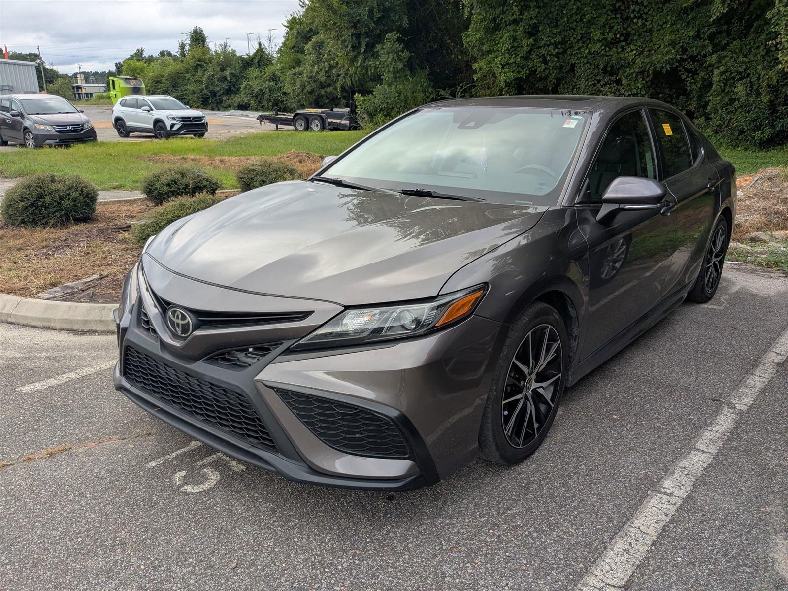 2022 Toyota Camry SE photo 3