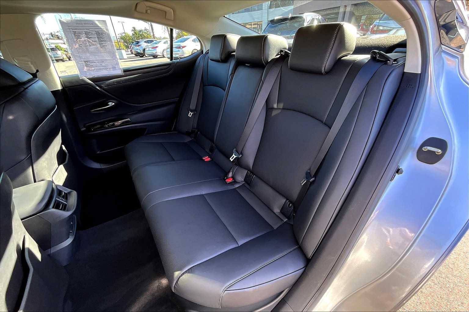 2025 Lexus ES 300h photo 17