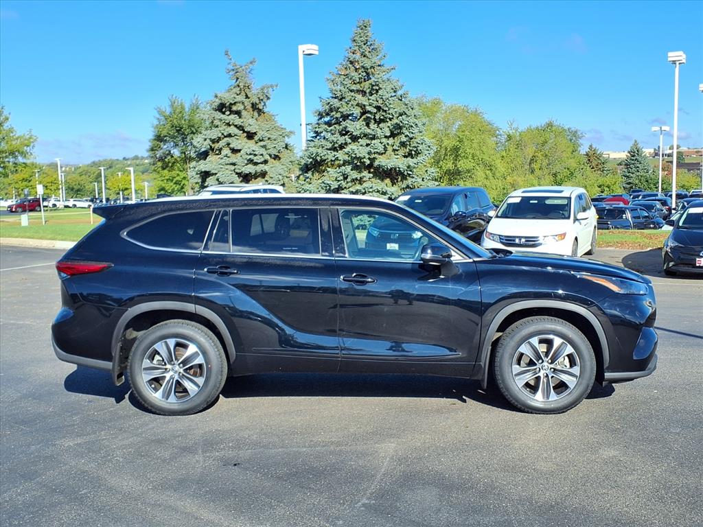 Certified 2022 Toyota Highlander XLE with VIN 5TDGZRBH6NS589930 for sale in Burnsville, Minnesota