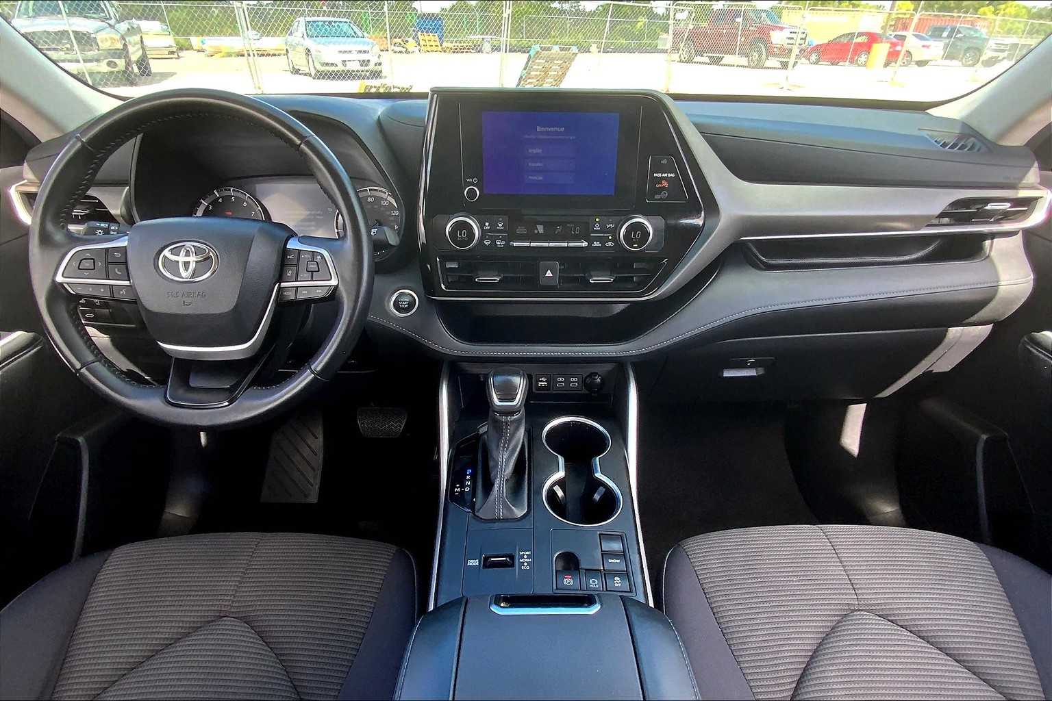 2024 Toyota Highlander LE photo 14