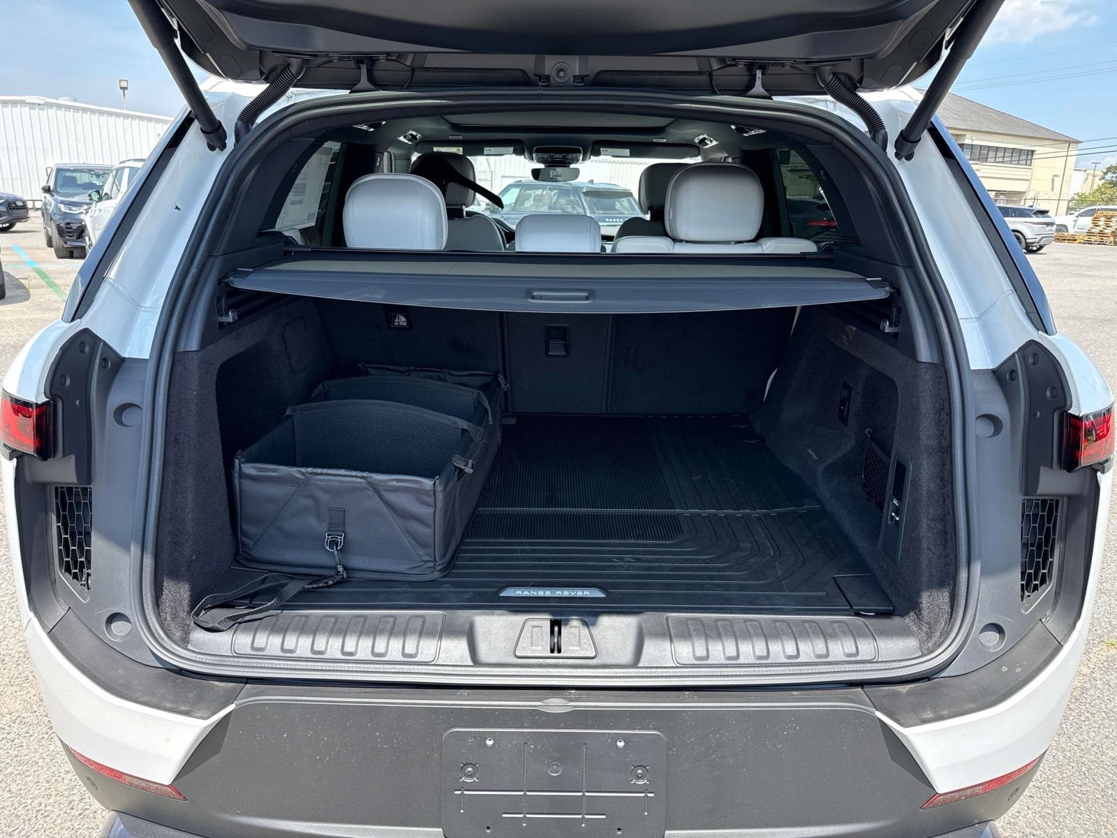 2025 Land Rover Range Rover Sport SE photo 6