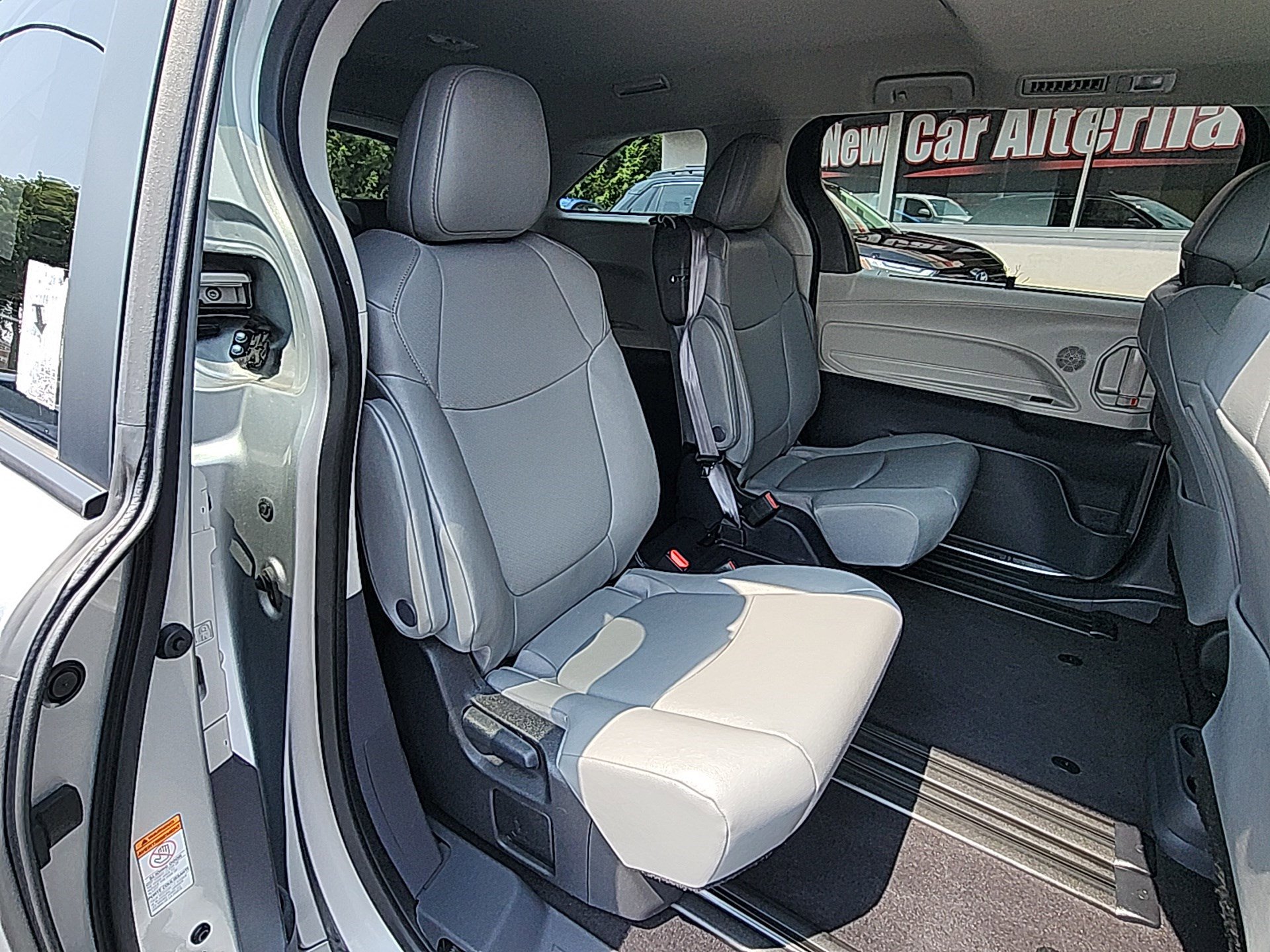 2023 Toyota Sienna XLE photo 31