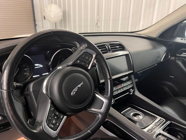 2020 Jaguar F-PACE Prestige photo 10