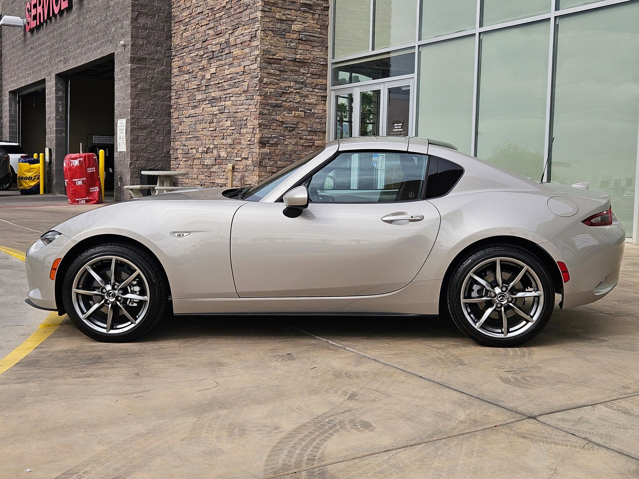 2023 Mazda MX-5 Miata Miata RF Grand Touring photo 2