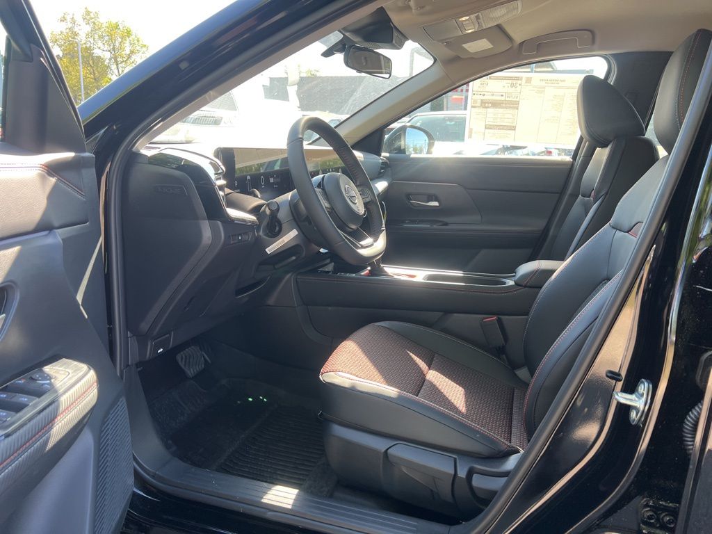 2025 Nissan Kicks SR photo 12