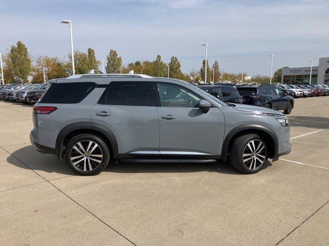 2023 Nissan Pathfinder Platinum photo 3