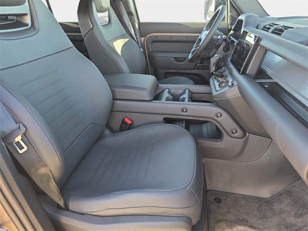 2025 Land Rover Defender 110 V8 photo 10