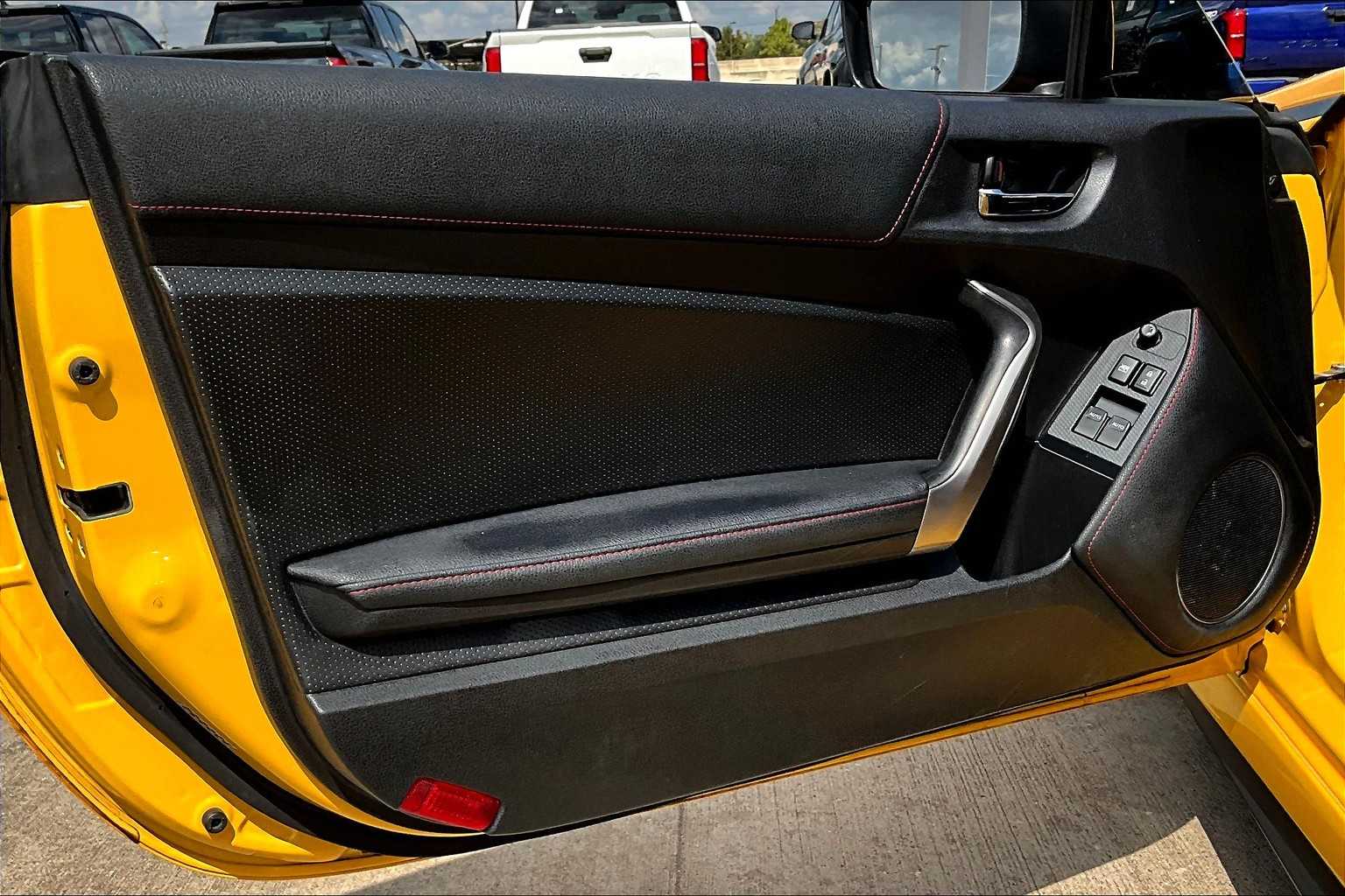 2015 Scion FR-S photo 16