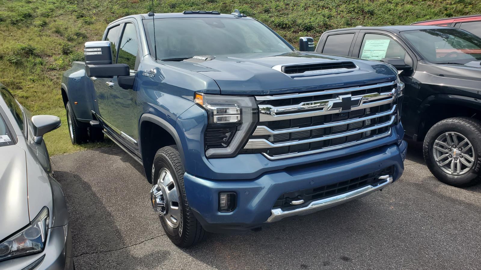 2025 Chevrolet Silverado 3500HD High Country photo 2