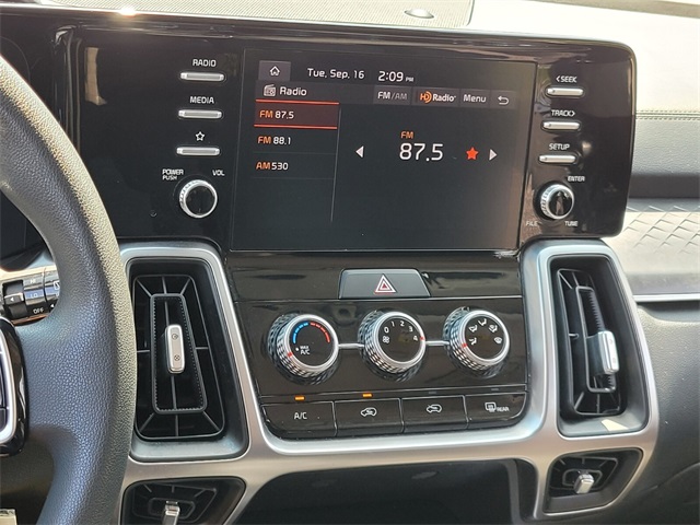 2023 Kia Sorento LX photo 19