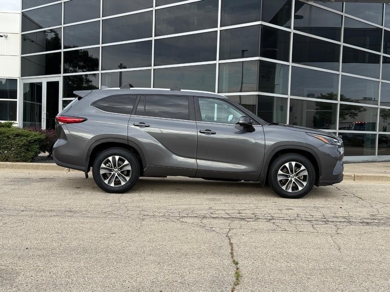 2023 Toyota Highlander XLE photo 2