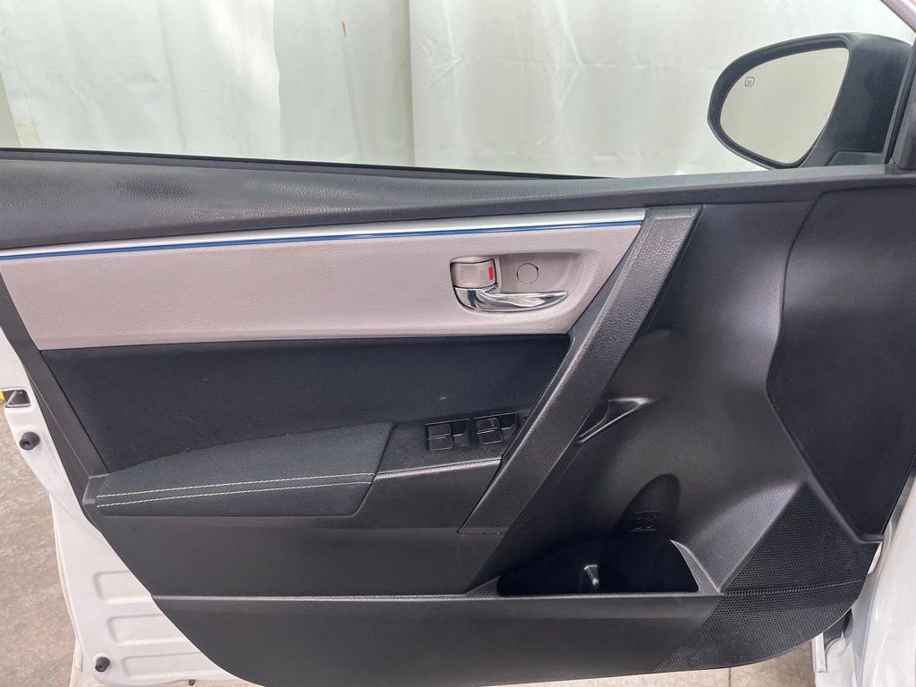 2015 Toyota Corolla LE photo 9