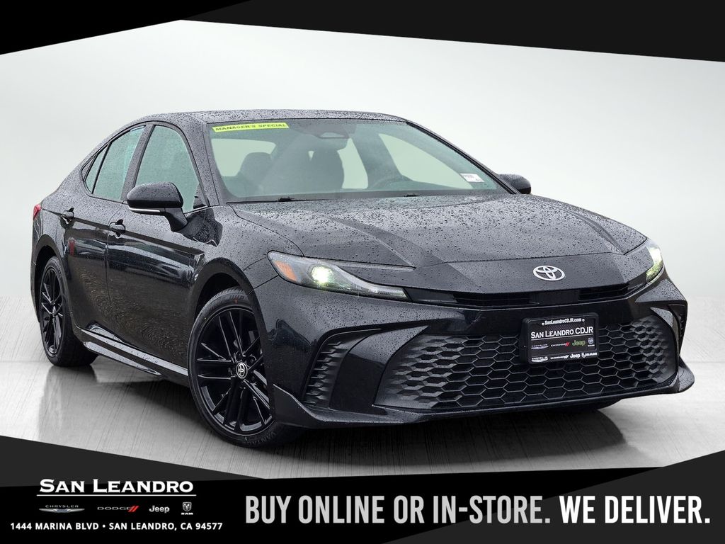 2025 Toyota Camry SE's photo