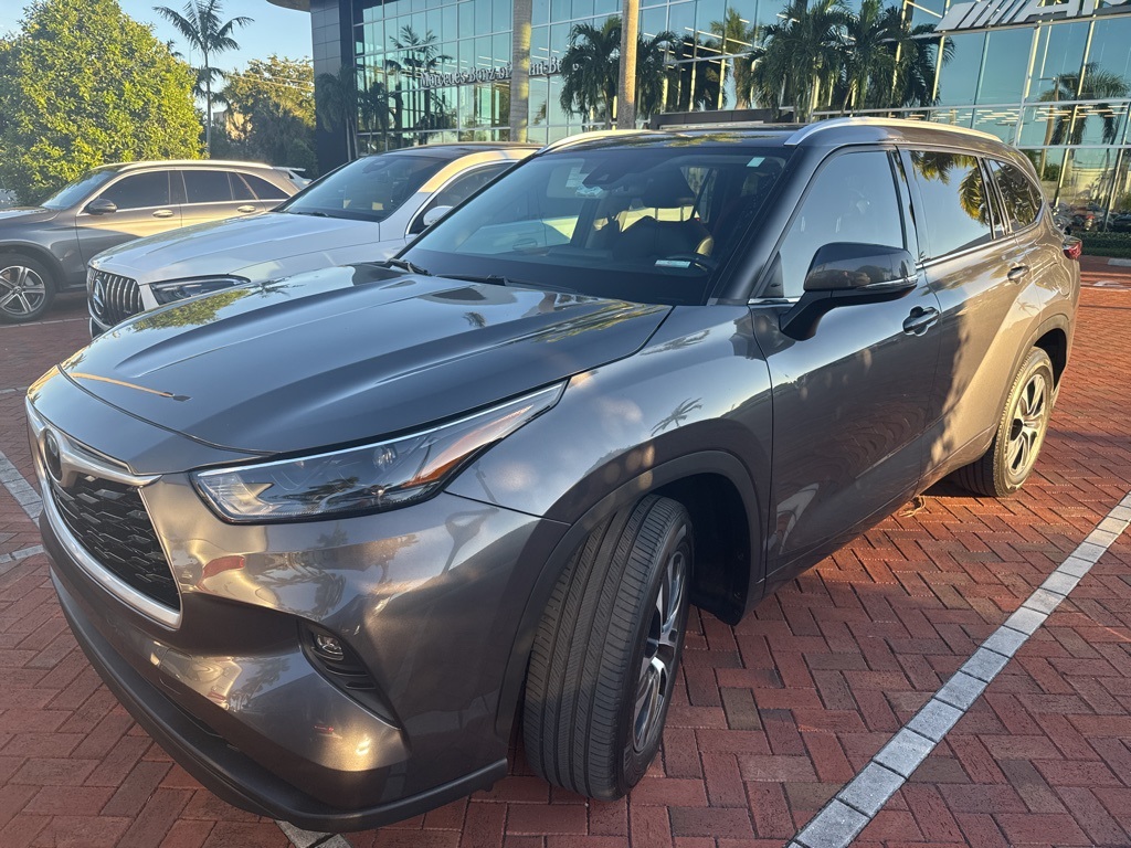 2022 Toyota Highlander XLE photo 2