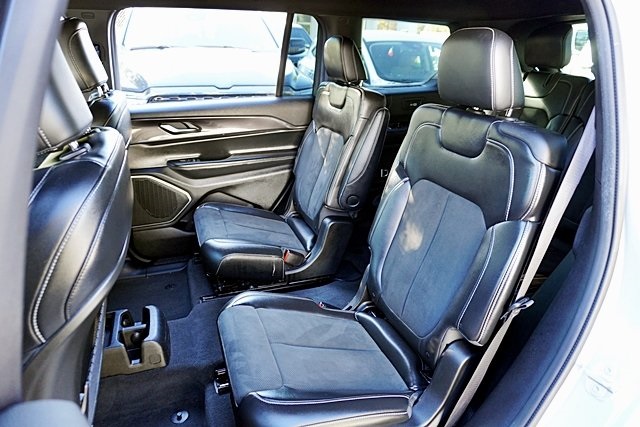 Used 2021 Silver Jeep Altitude image 17